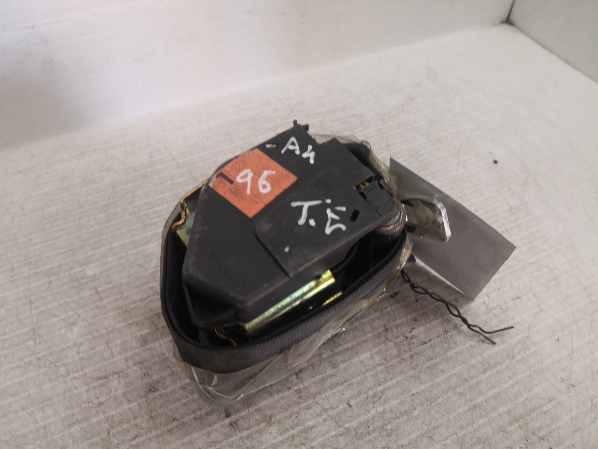 Cinto Trás Esq AUDI A4 Avant (8D5, B5) | 94 - 02 Imagem-1