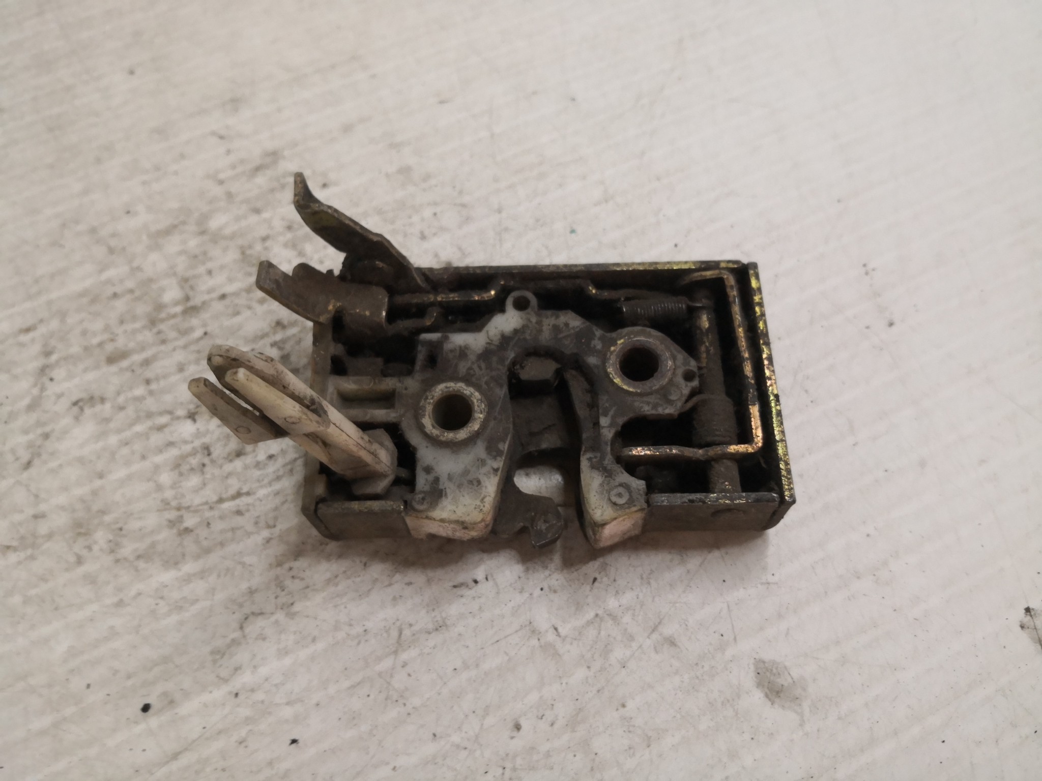 Fecho da Porta Frente Esq VOLKSWAGEN POLO (86C, 80) | 81 - 94 Imagem-1