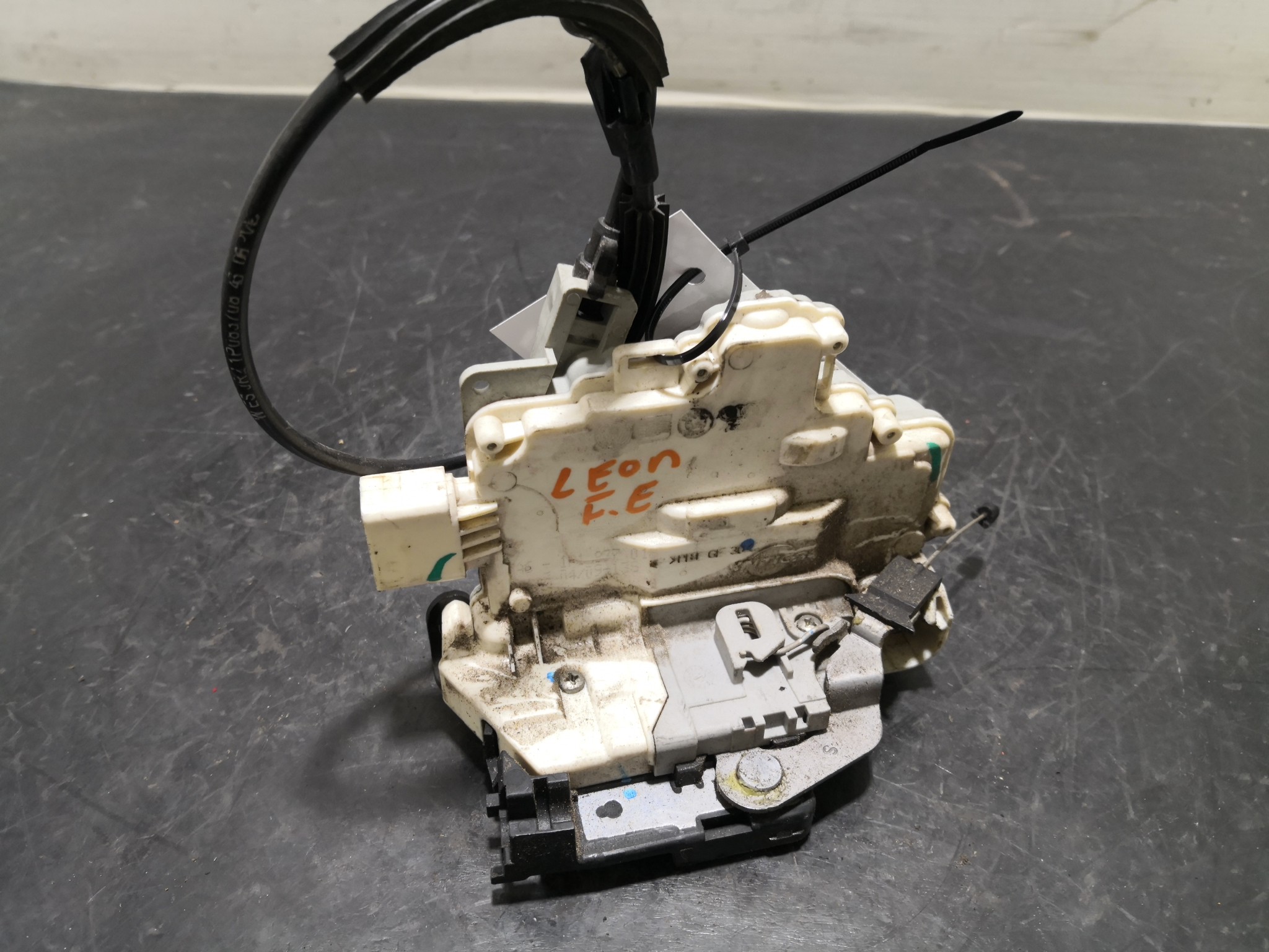 Fecho da Porta Frente Esq SEAT LEON (1P1) | 05 - 13 Imagem-1