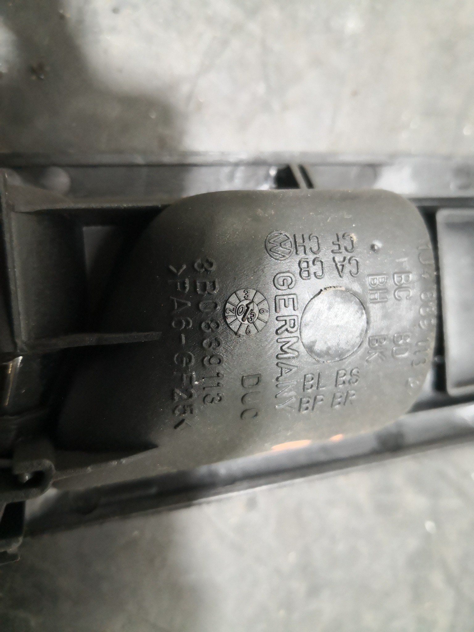 Puxador Interior Trás Esq VOLKSWAGEN PASSAT Variant (3B6) | 00 - 05 Imagem-2