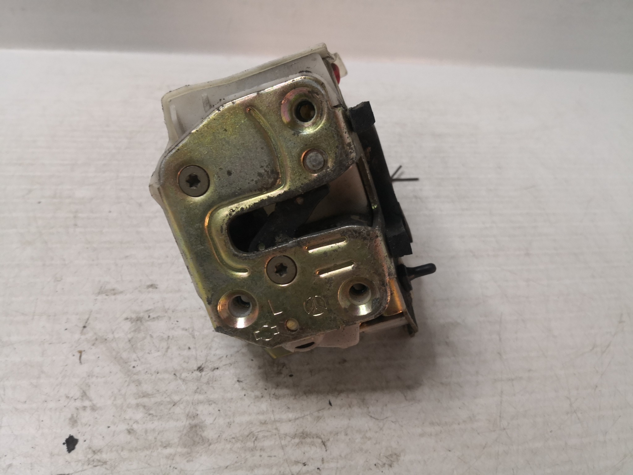 Fecho da Porta Trás Esq NISSAN - ID S_36118