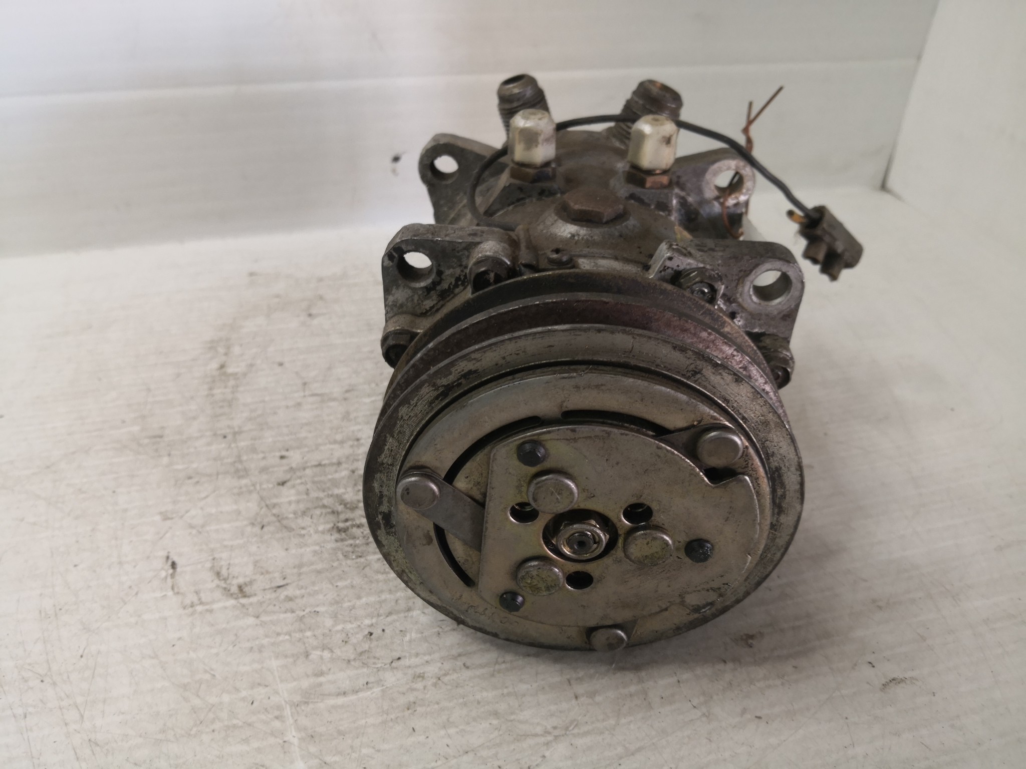 Compressor do Ar condicionado ISUZU N-Serie | 93 -  Imagem-2