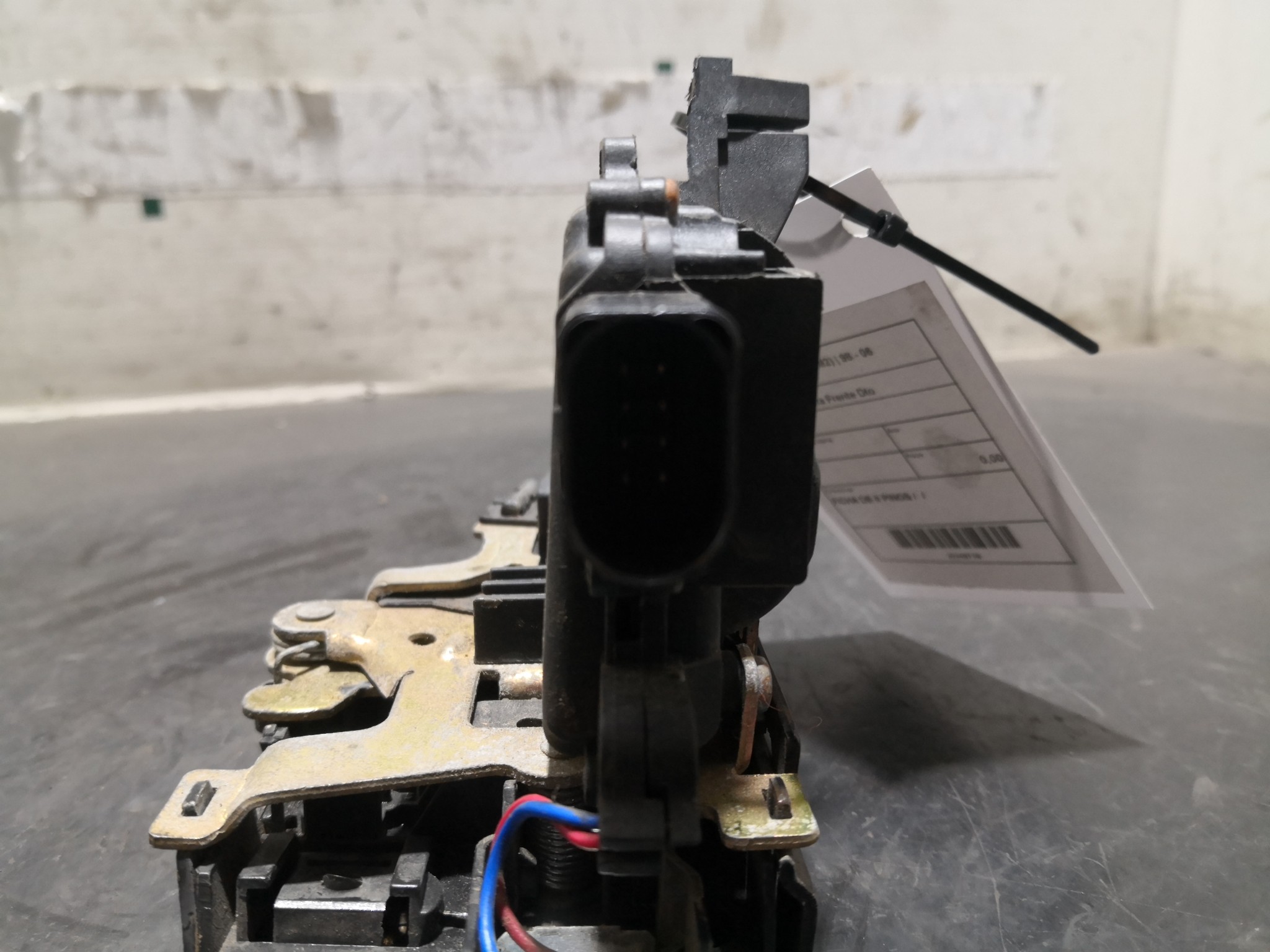 Fecho da Porta Frente Dto SEAT TOLEDO II (1M2) | 98 - 06 Imagem-1