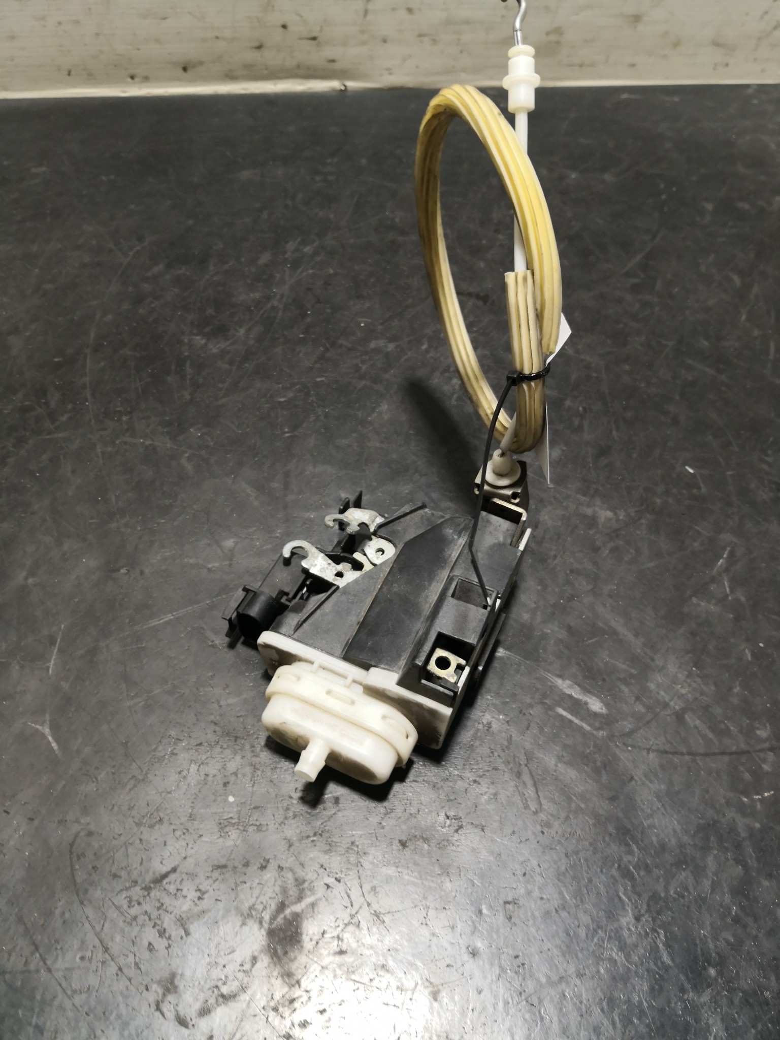 Fecho da Porta Frente Esq AUDI A4 (8D2, B5) | 94 - 01 Imagem-3