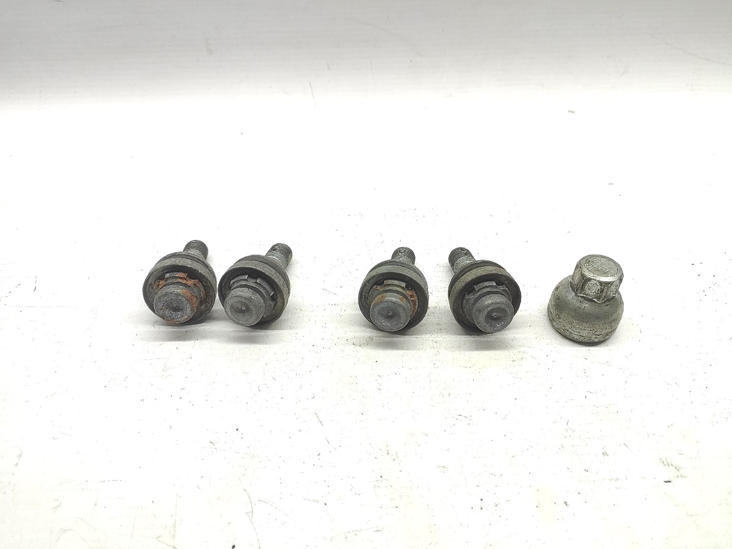  Tornillo Llanta especial PEUGEOT 2008 II (U_) | 19 - 