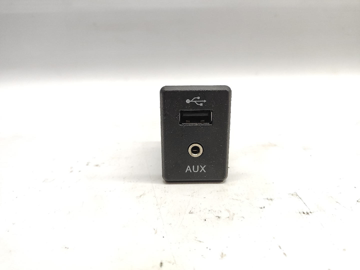 Interface USB / AUX  NISSAN QASHQAI II (J11, J11_) | 13 - 