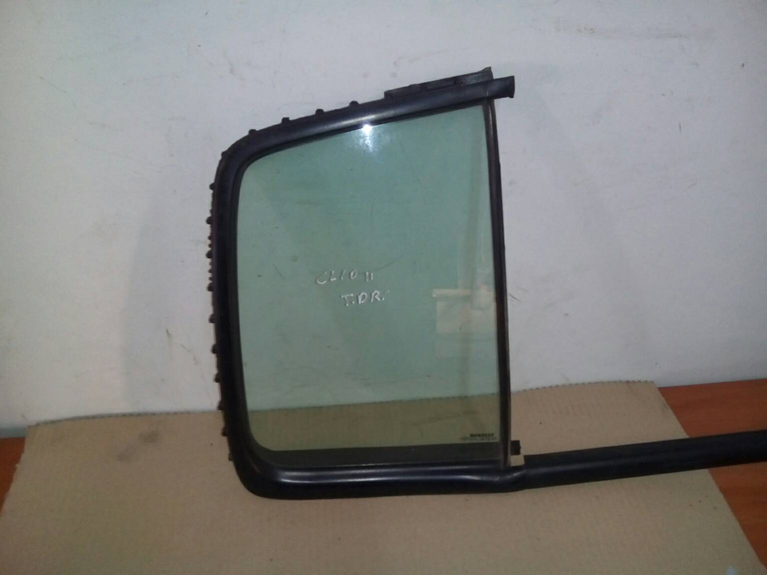 Vidro Porta Trás Direita (115801).