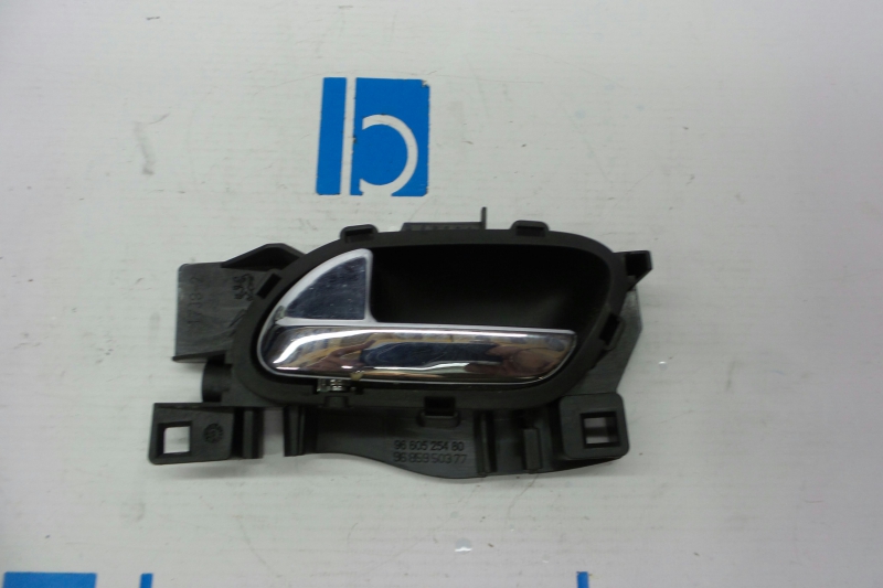 Puxador da Porta Frente Esquerda