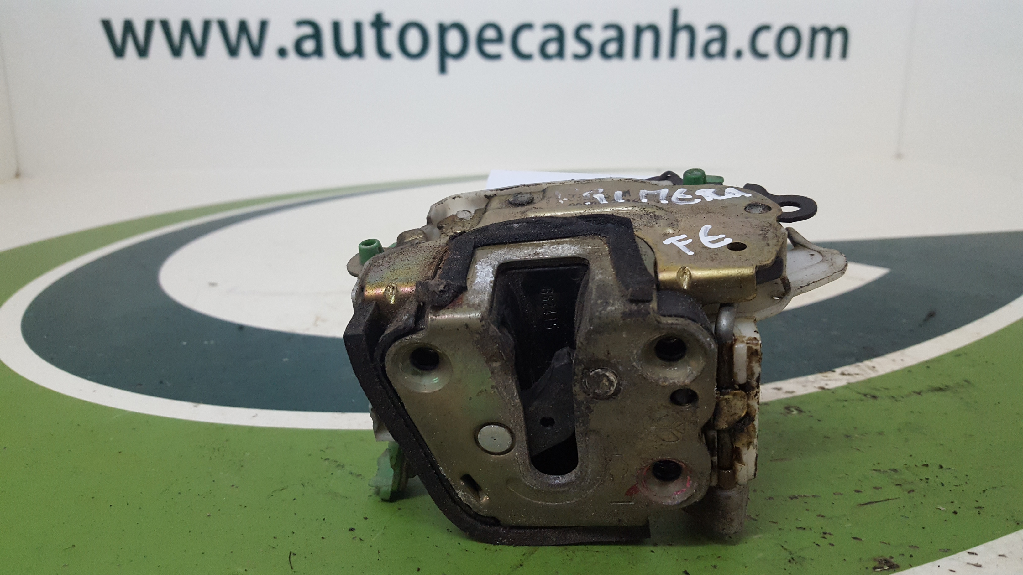 Fecho da Porta Frente Esq NISSAN - ID S_42329