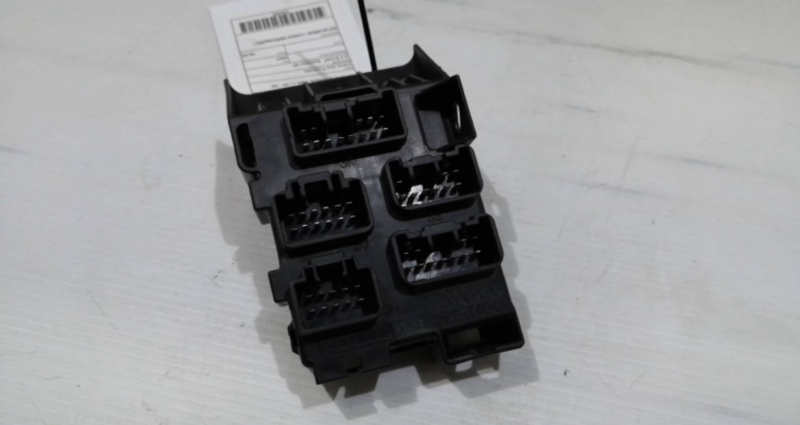 Caixa dos Fusíveis TOYOTA AVENSIS (_T25_) | 03 - 08 Imagem-1