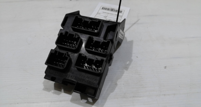 Caixa dos Fusíveis TOYOTA AVENSIS Combi (_T25_) | 03 - 08 Imagem-1