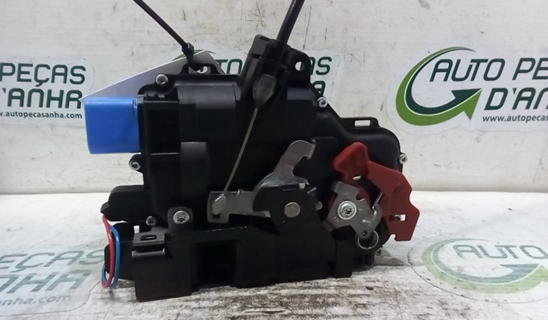 Fecho da Porta Frente Dto SKODA - ID S_69292