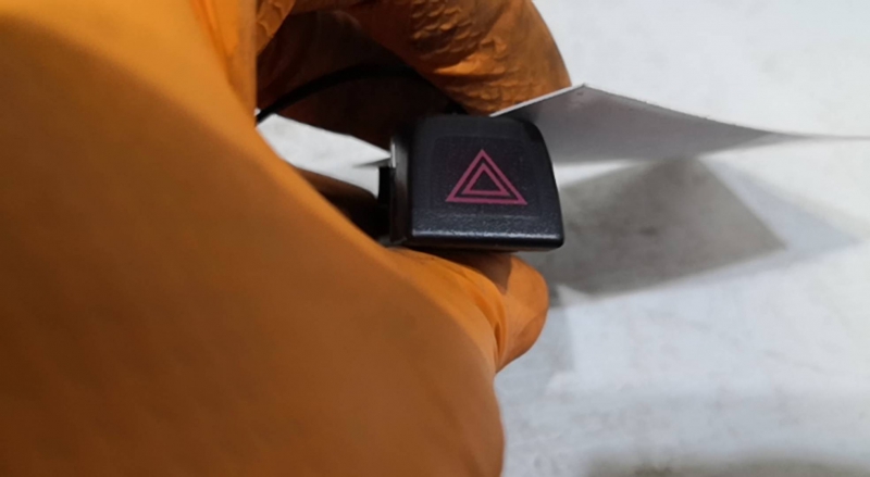 Botão 4 Piscas VOLVO V50 (545) | 03 - 12 Imagem-2