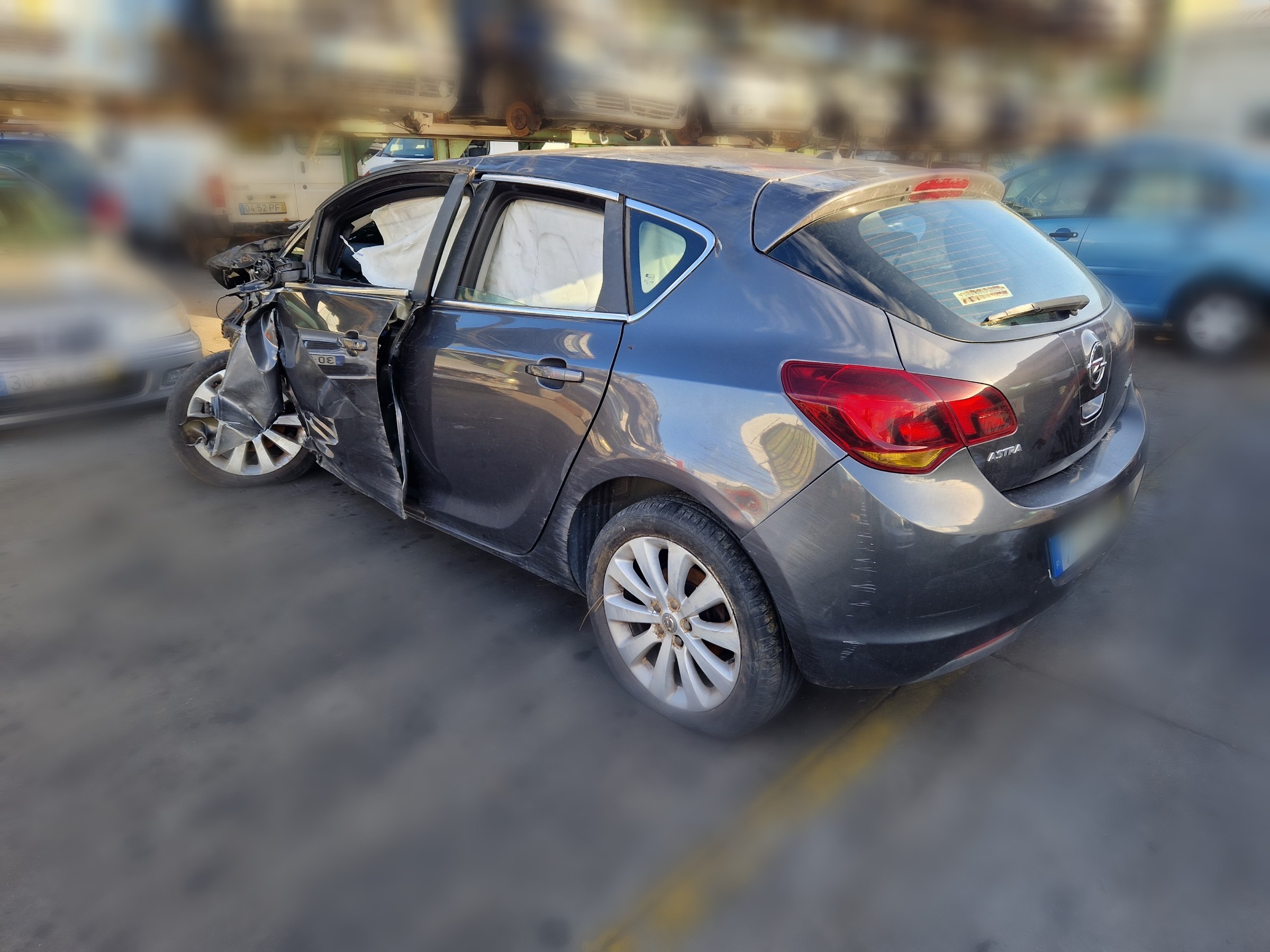 OPEL ASTRA J três volumes 