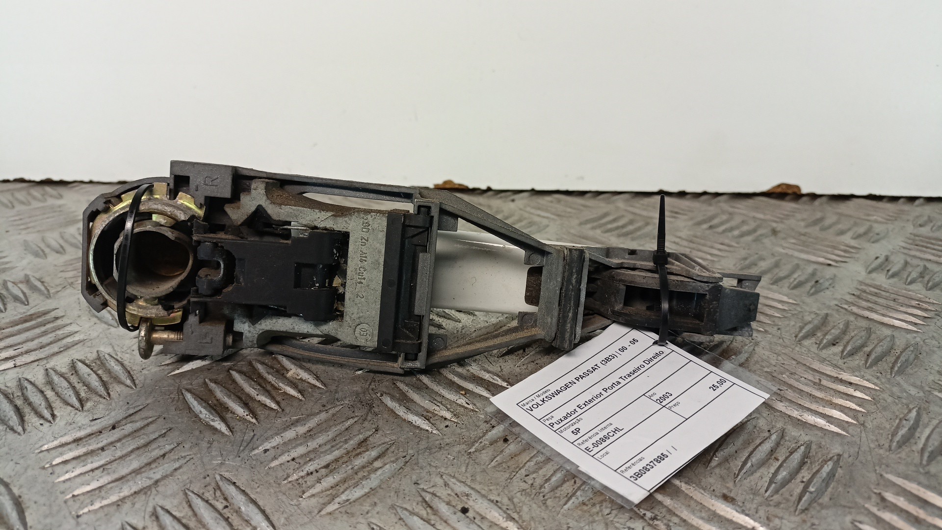 Puxador Exterior Porta Traseiro Direito VOLKSWAGEN PASSAT (3B3) | 00 - 05 Imagem-1