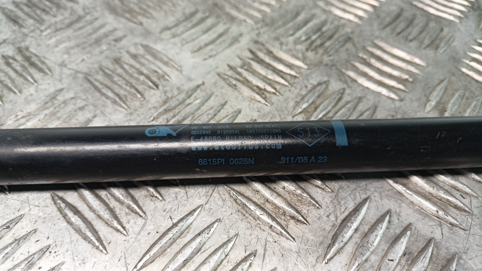 Vérin de Hayon Coffre MITSUBISHI COLT VI (Z3_A, Z2_A) | 02 - 12 Imagem-3