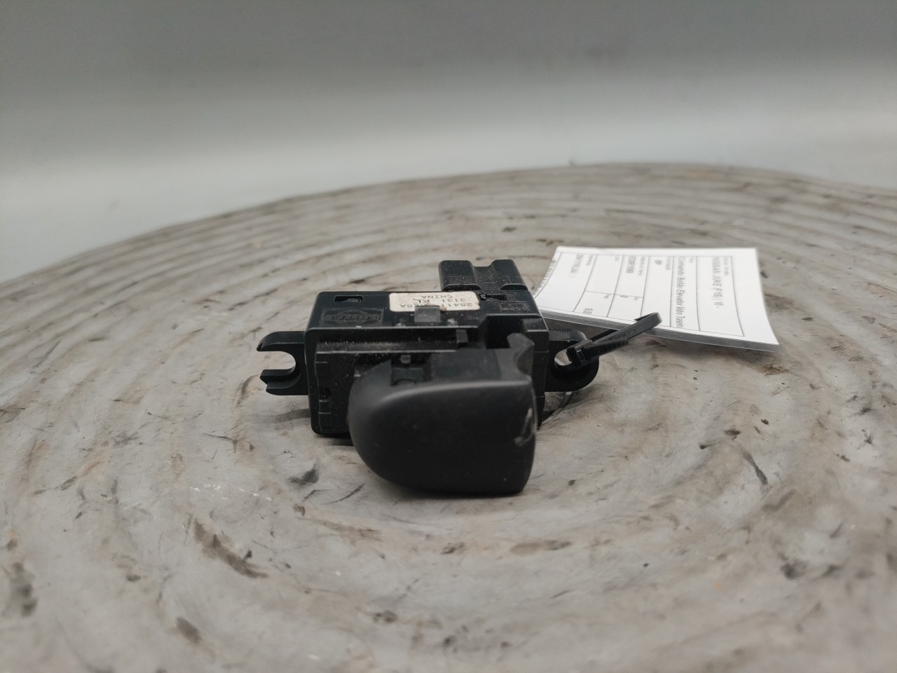 Left Rear Window Switch NISSAN JUKE (F15) | 10 - 