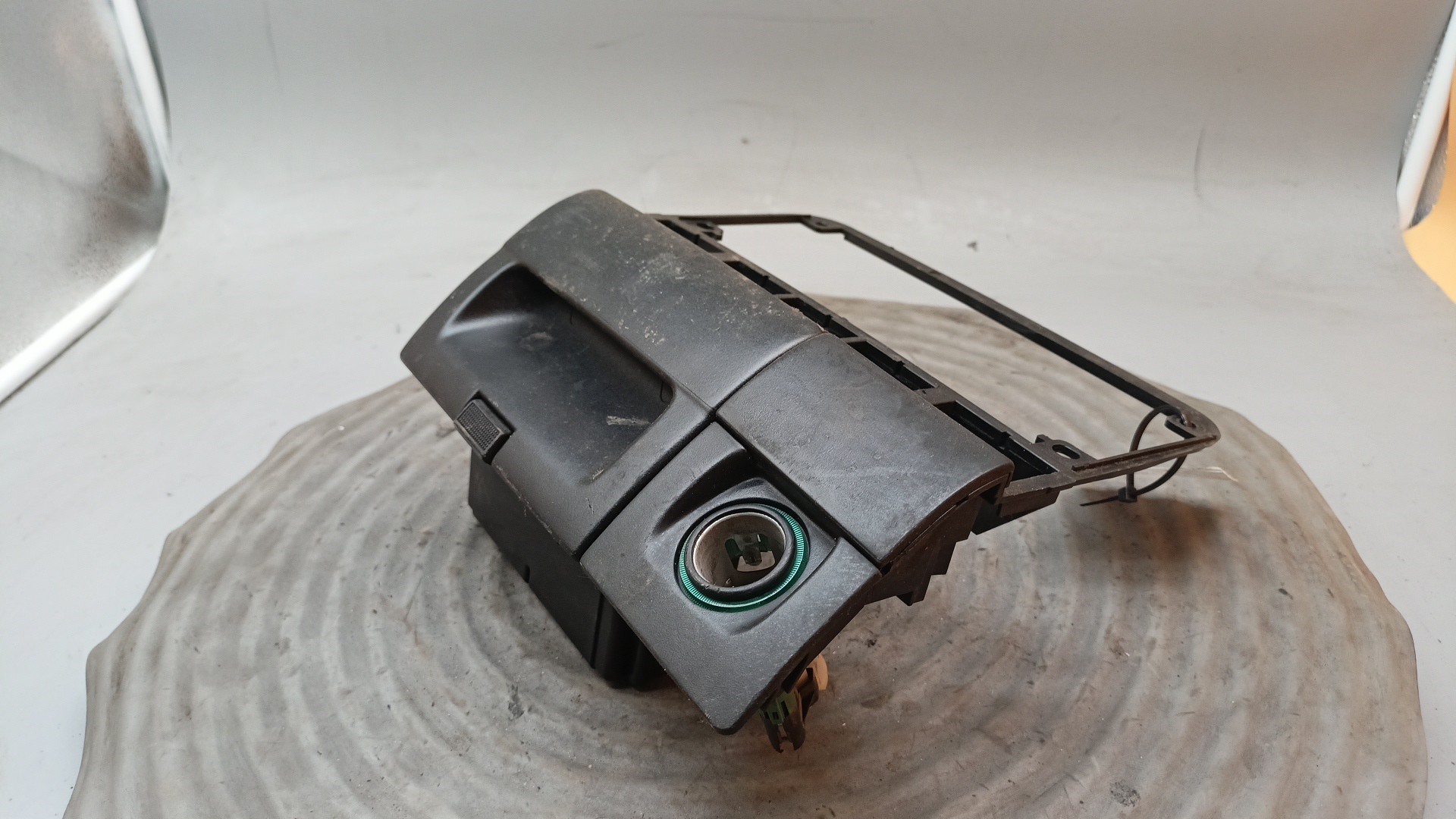 Cinzeiro VOLKSWAGEN GOLF III (1H1) | 91 - 98 Imagem-0