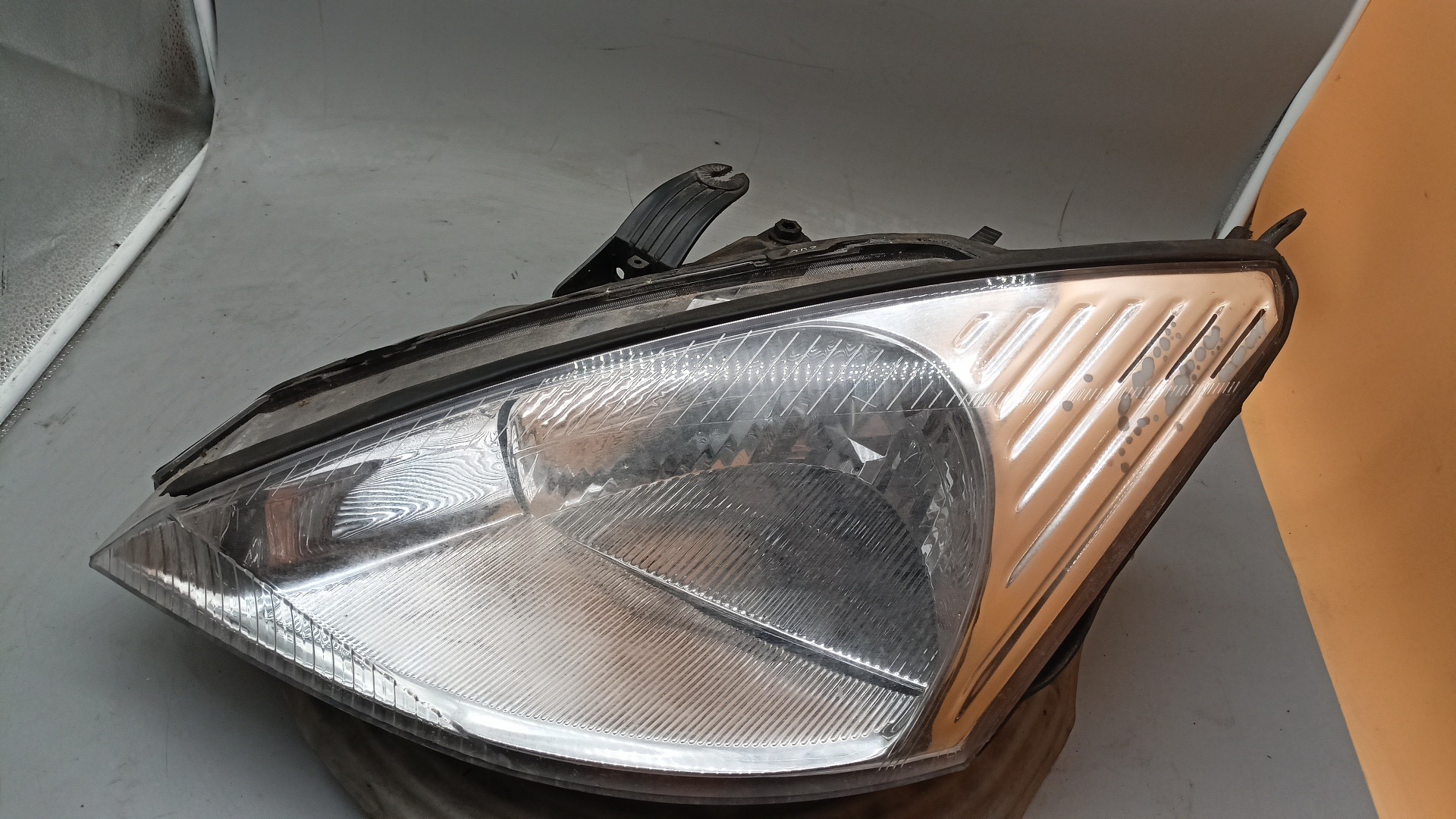 Faro Izq FORD FOCUS três volumes (DFW) | 99 - 09