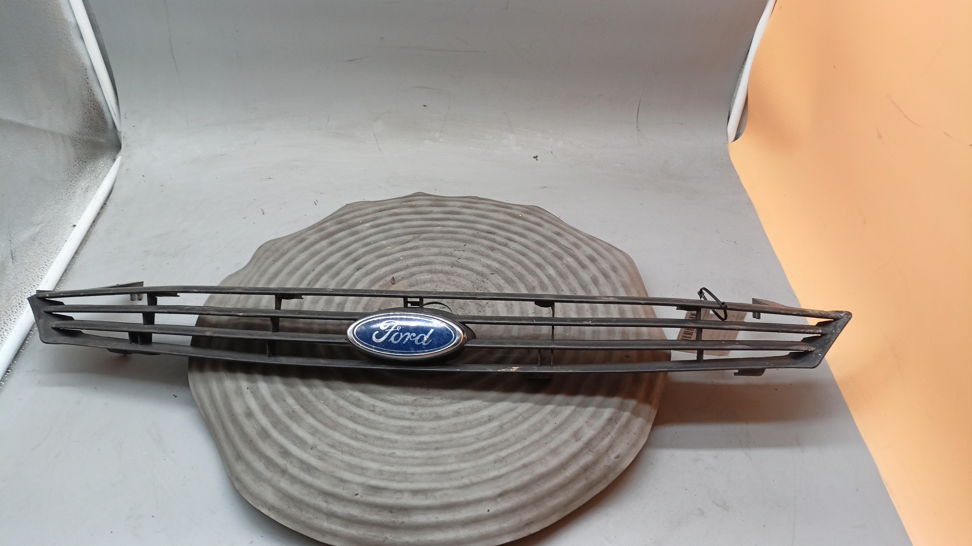 Grelha Frente FORD FOCUS três volumes (DFW) | 99 - 09