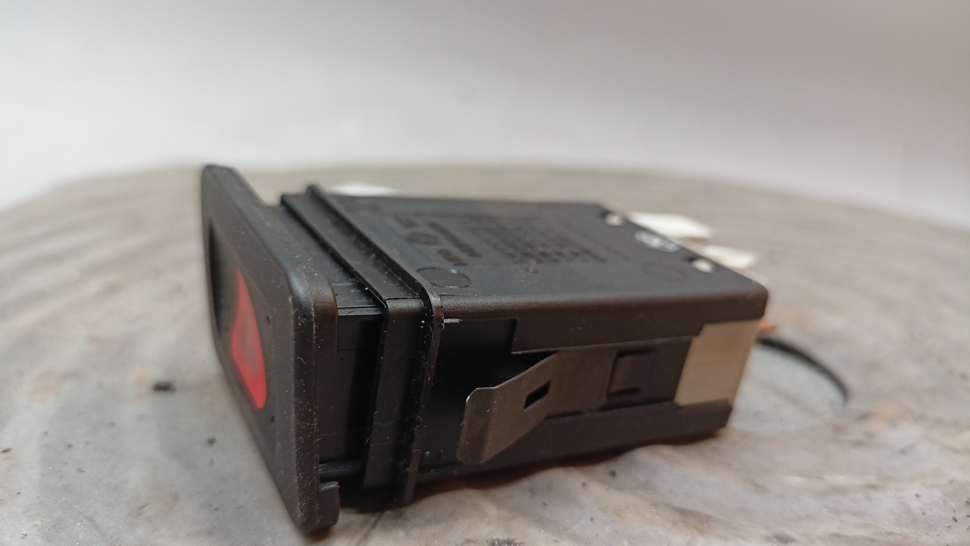 Interruptor botão Emergência 4 piscas VOLKSWAGEN GOLF IV (1J1) | 97 - 07 Imagem-1