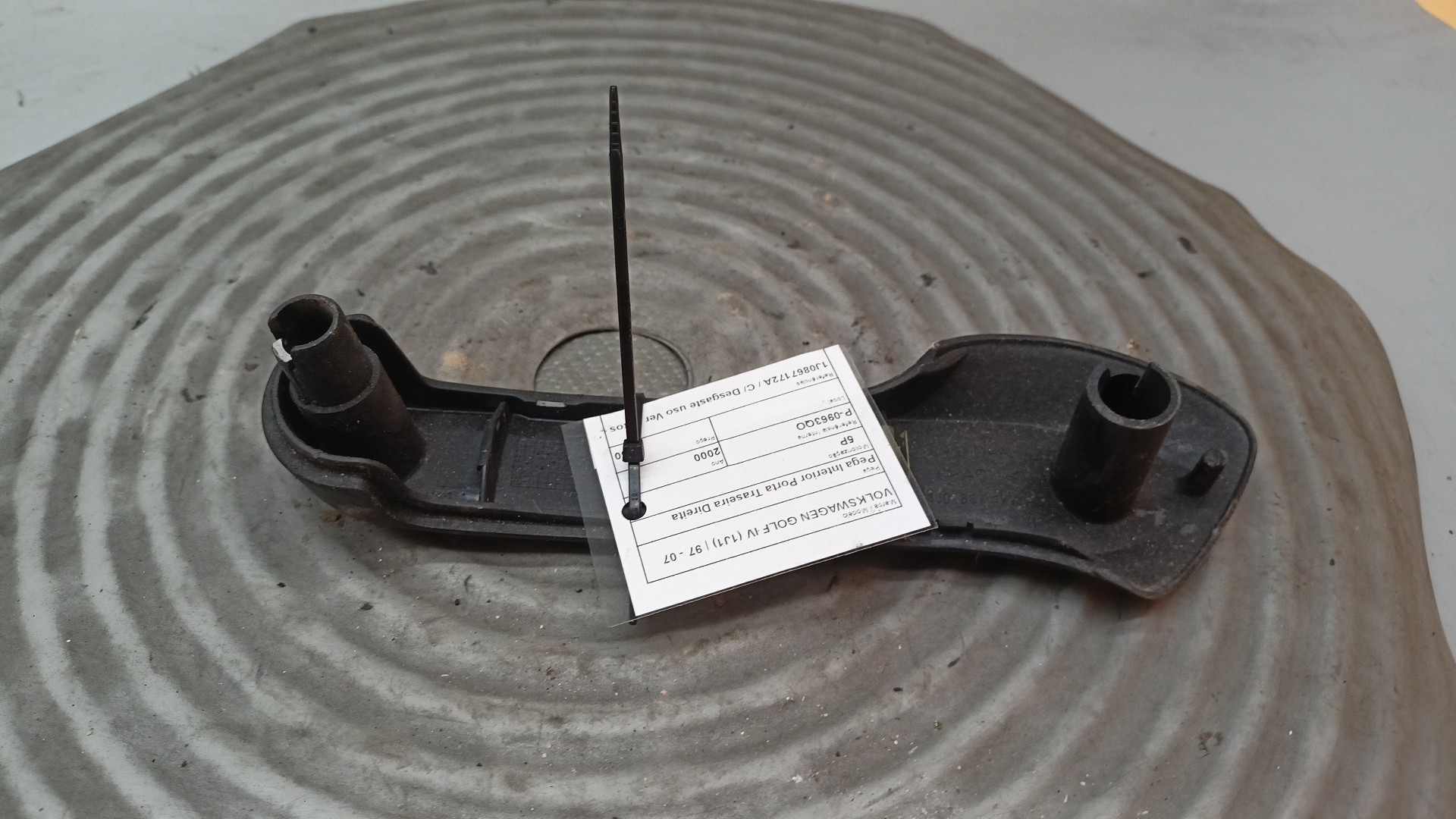 Pega Interior Porta Traseira Direita VOLKSWAGEN GOLF IV (1J1) | 97 - 07 Imagem-2