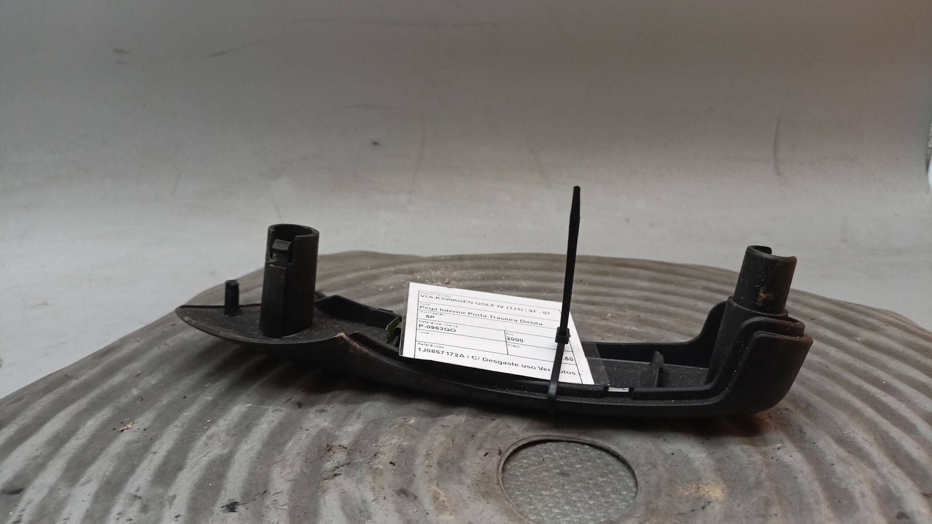 Pega Interior Porta Traseira Direita VOLKSWAGEN GOLF IV (1J1) | 97 - 07 Imagem-3