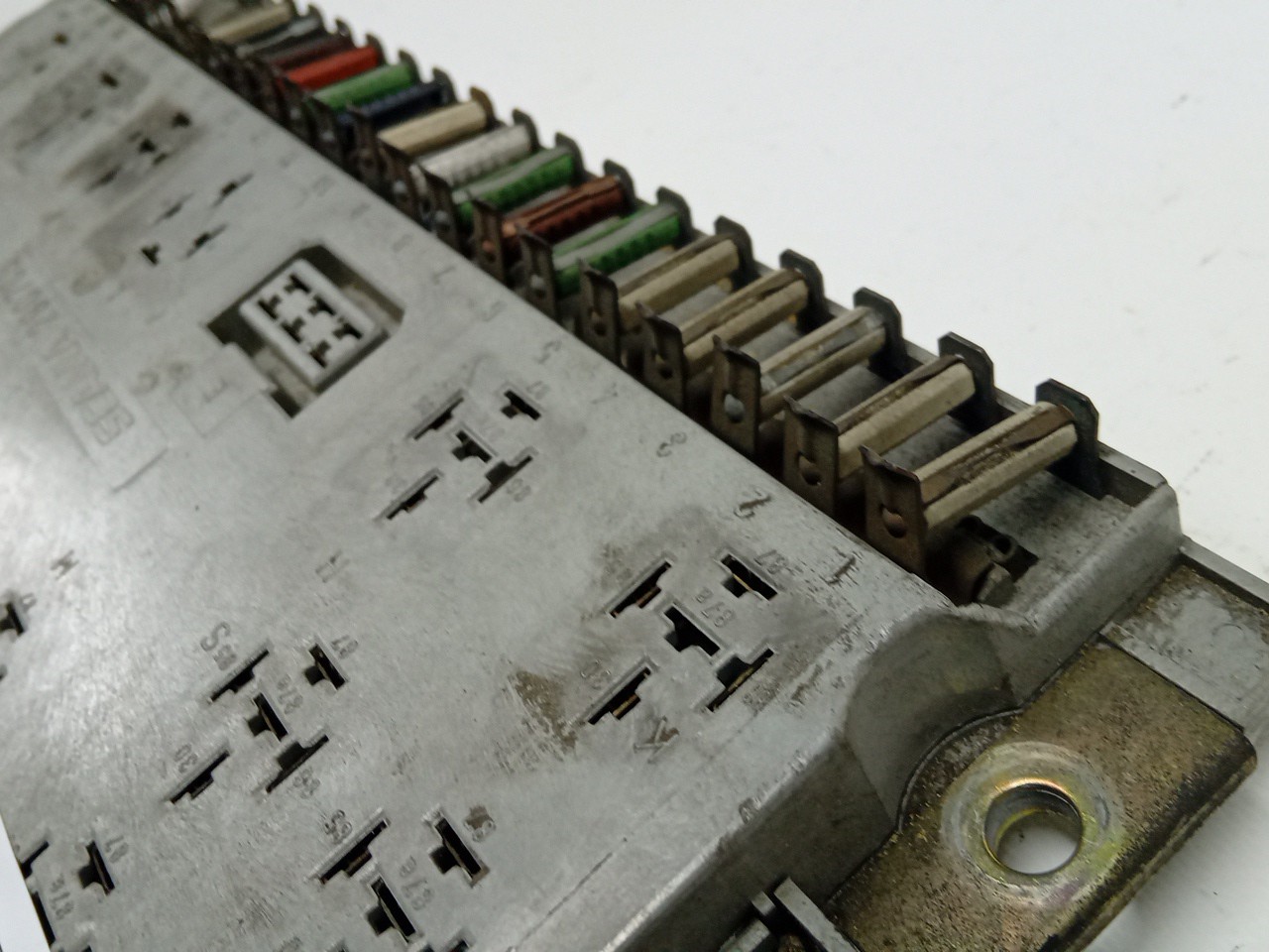 Caixa dos Fusíveis SCANIA P,G,R,T - series | 03 -  Imagem-1