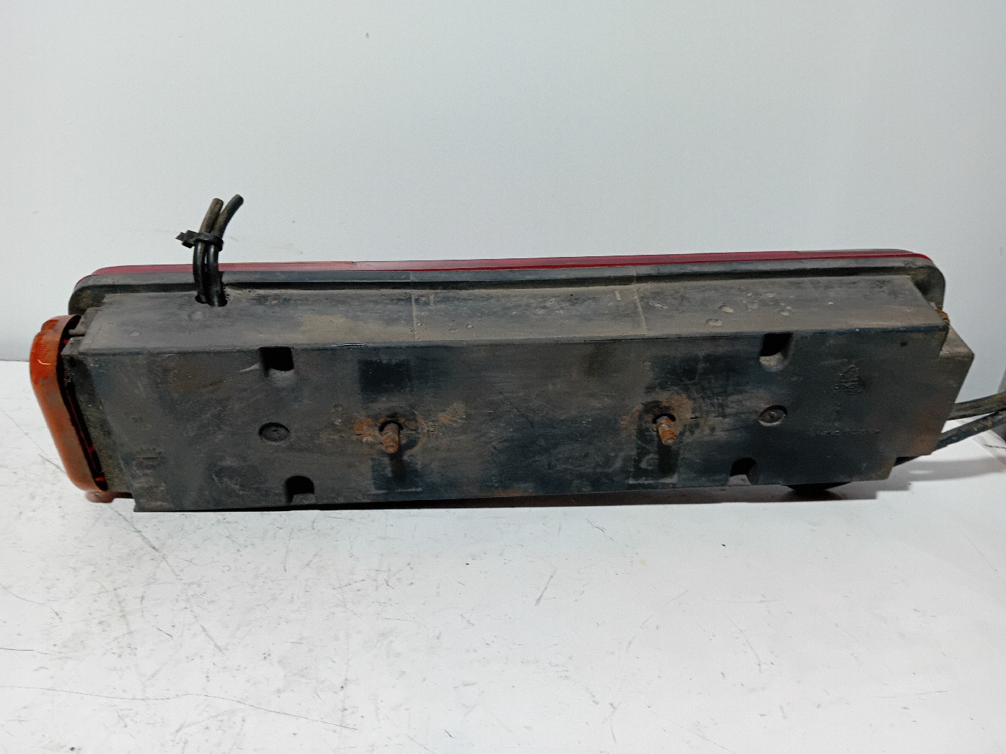 Farolim Stop Esq SCANIA P/R/S/T/G Imagem-1