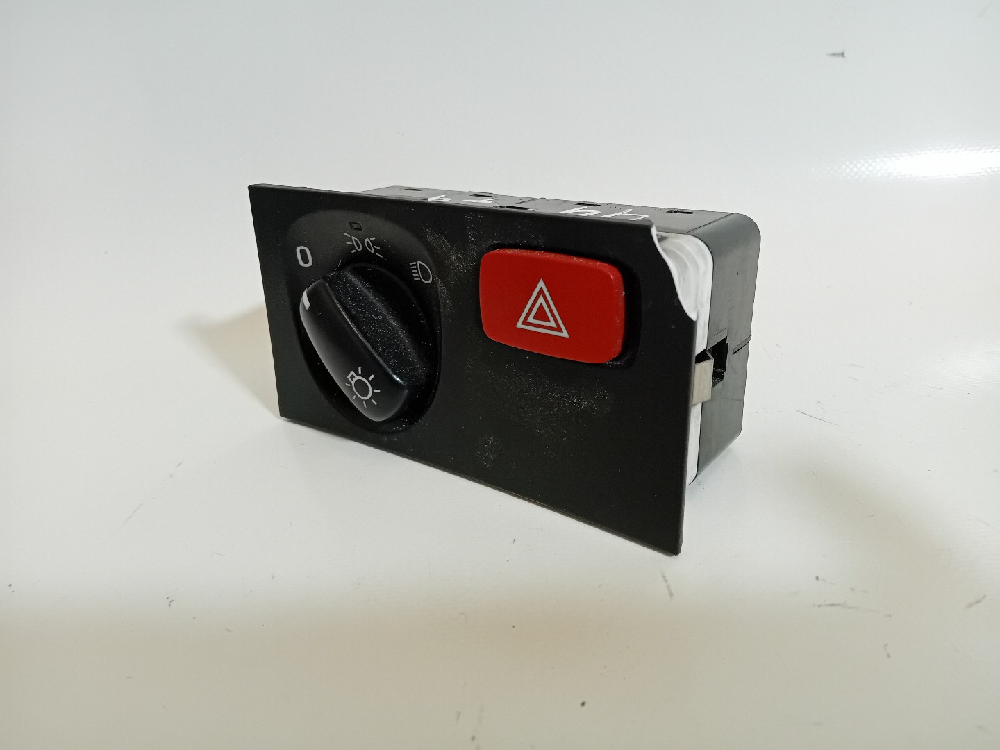 BOTÃO/INTERRUPTOR SCANIA P,G,R,T - series | 03 -  Imagem-1