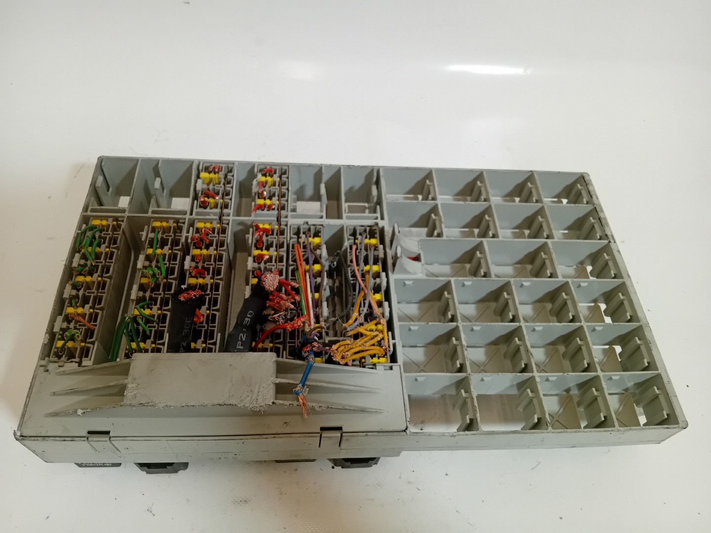 Caixa dos Fusíveis SCANIA P,G,R,T - series | 03 -  Imagem-3