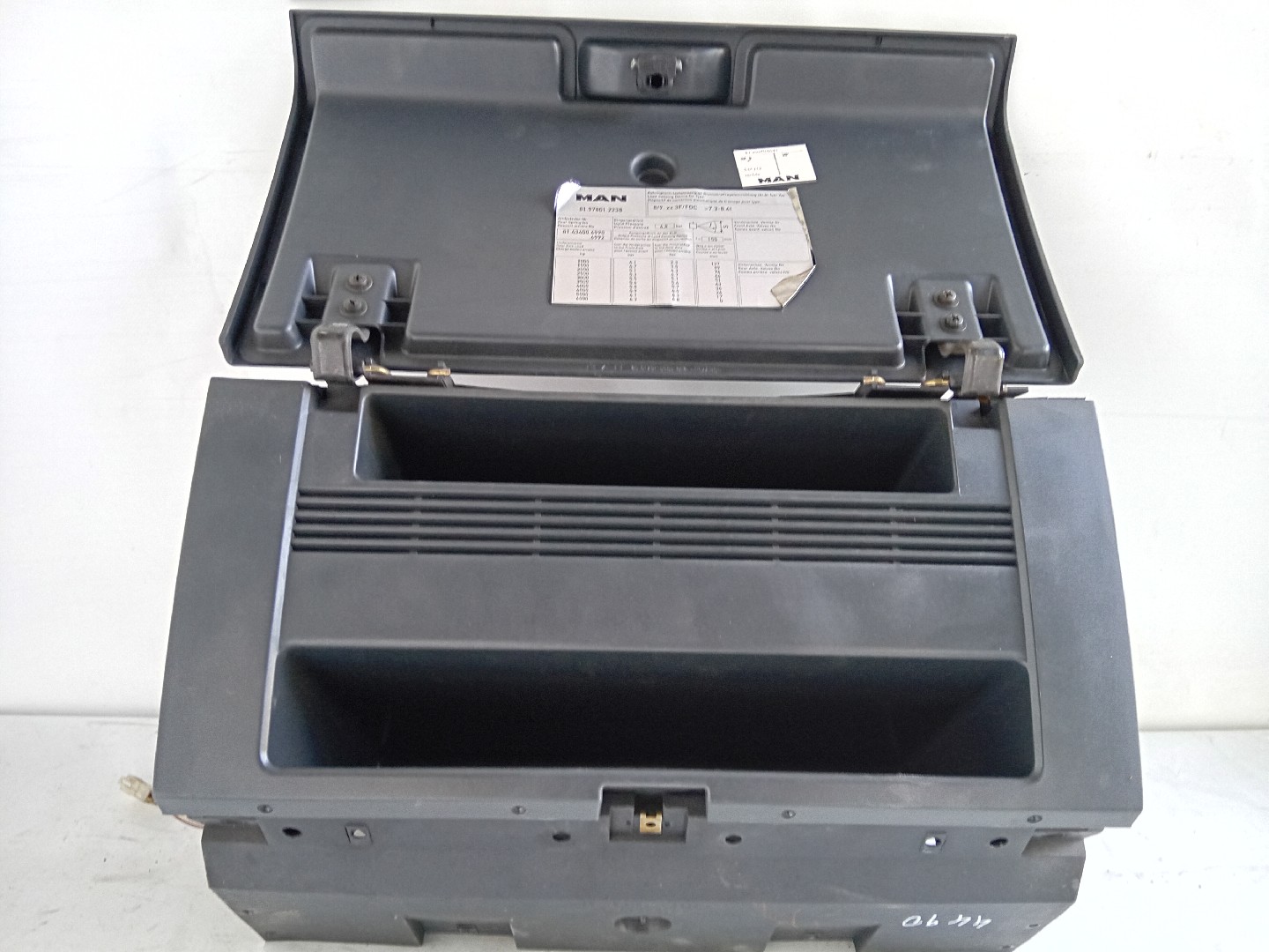 PLASTICO INTERIOR MAN L 2000 | 93 -  Imagem-2
