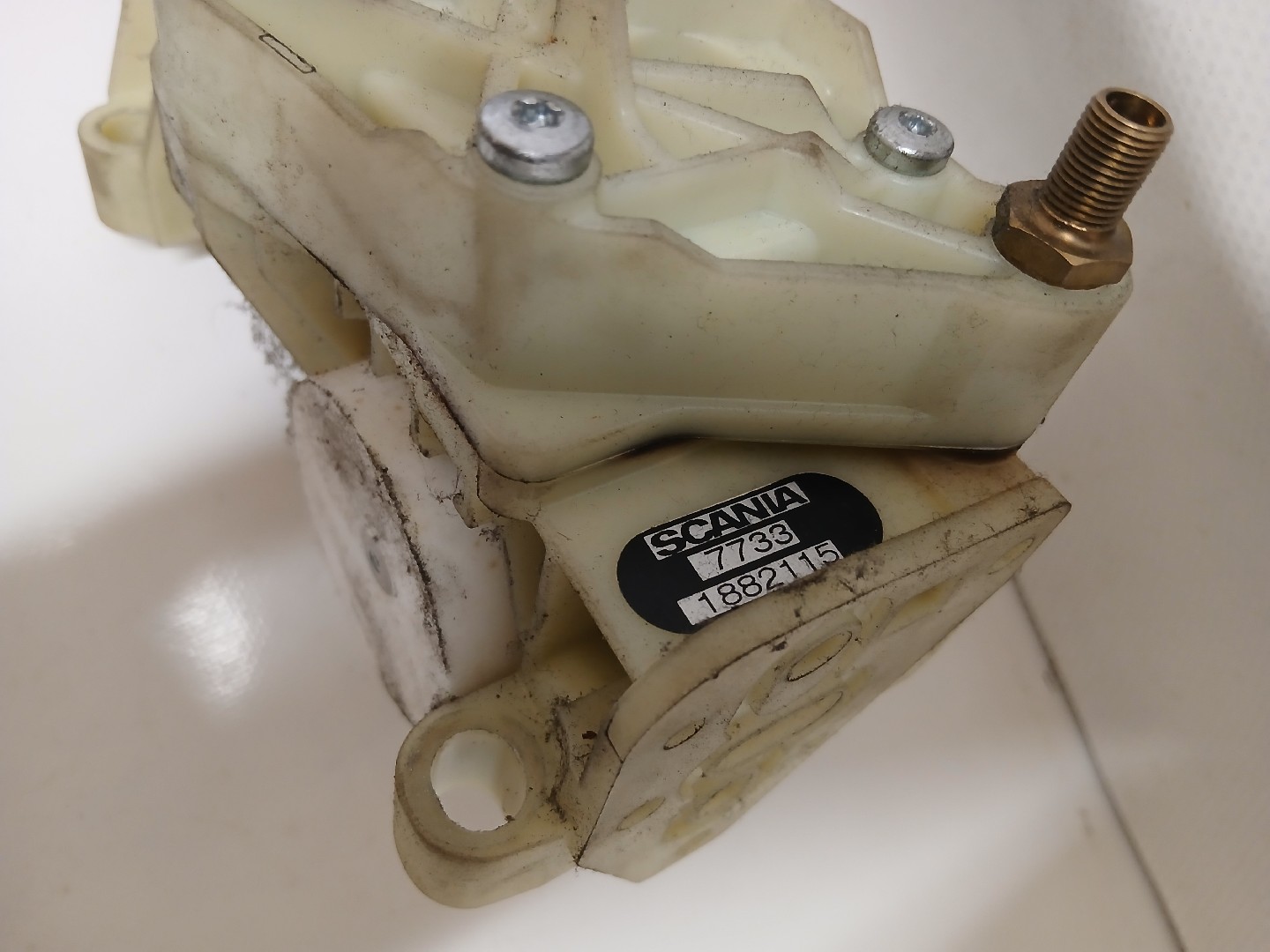 TRAVAO DE MAO ELETRICO SCANIA P,G,R,T - series | 03 -  Imagem-1