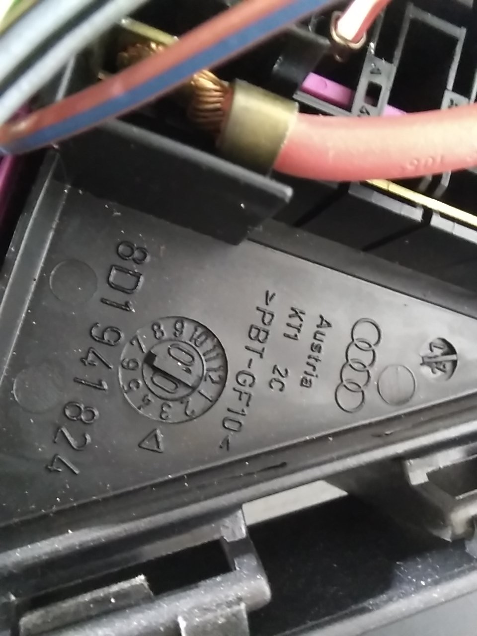 Caixa de Fusíveis AUDI A4 Avant (8D5, B5) | 94 - 02 Imagem-2