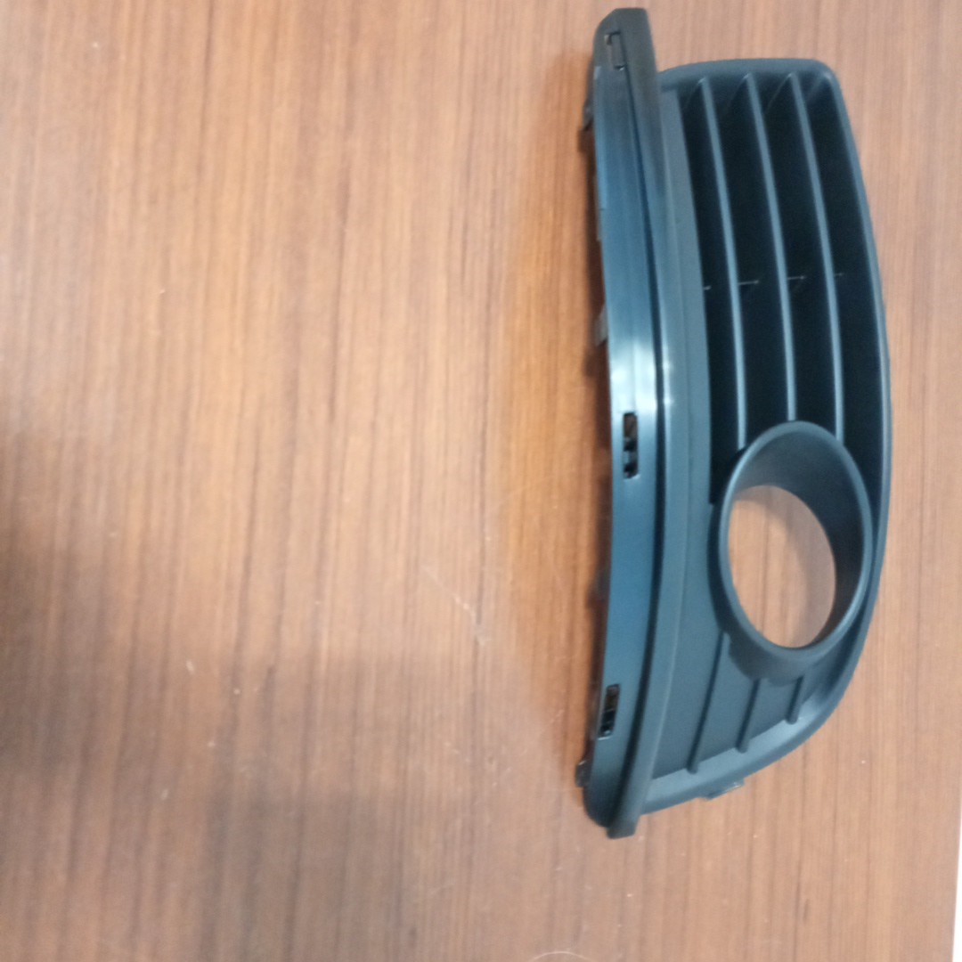 Grelha do farol de nevoeiro VOLKSWAGEN JETTA III (1K2) | 04 - 13