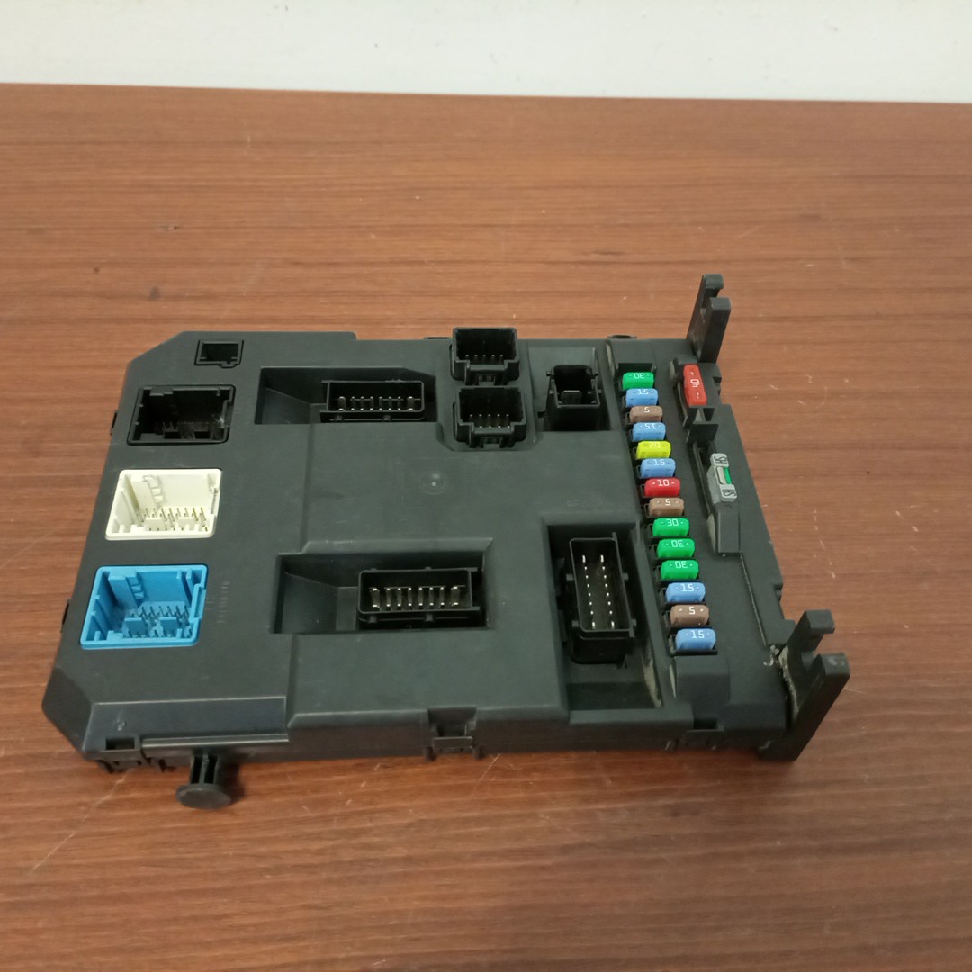 Caixa de Fusíveis PEUGEOT 207 (WA_, WC_) | 06 - 15
