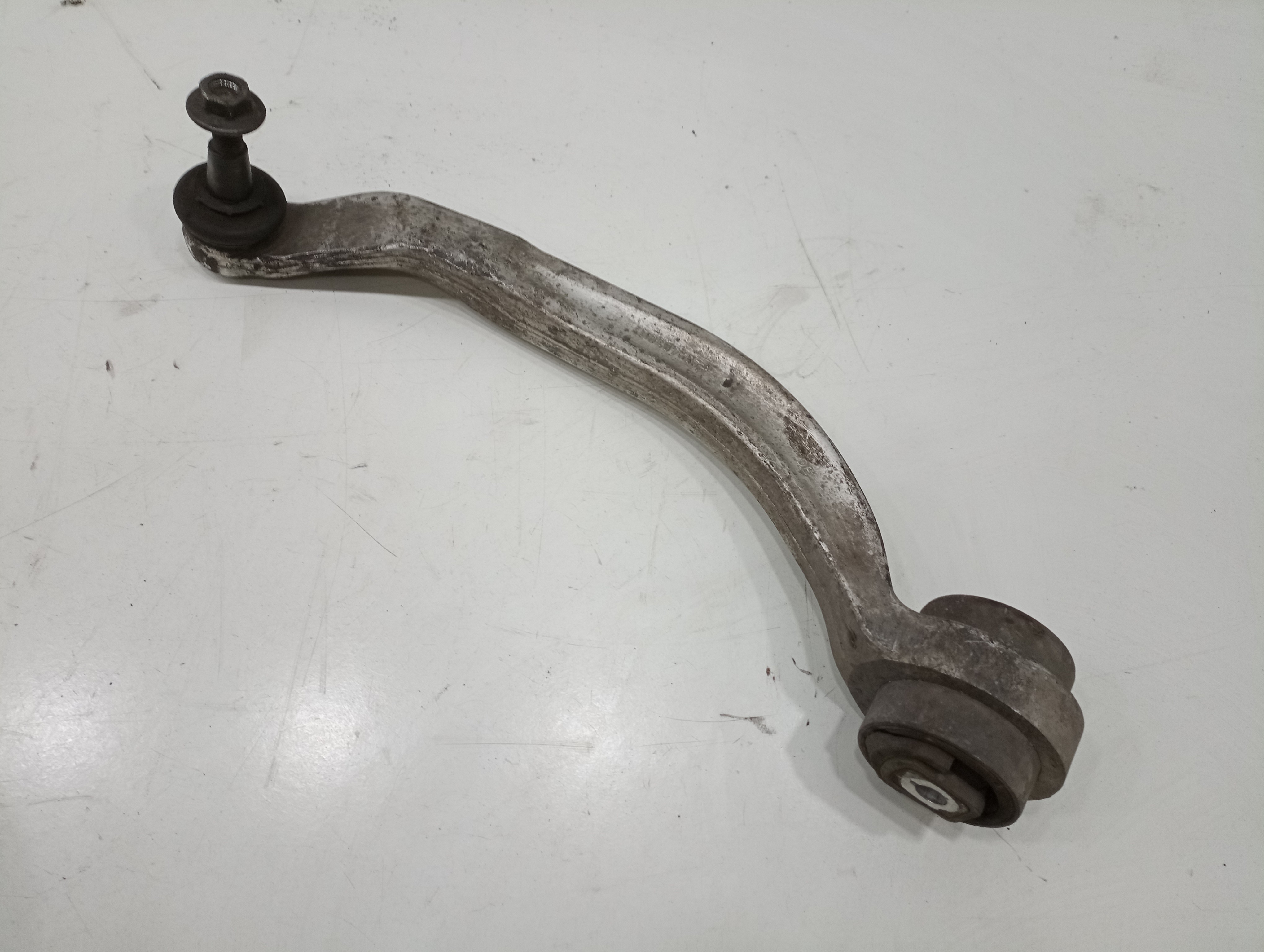 Braço de suspensão traseiro esquerdo VOLKSWAGEN PASSAT (3B2) | 96 - 01