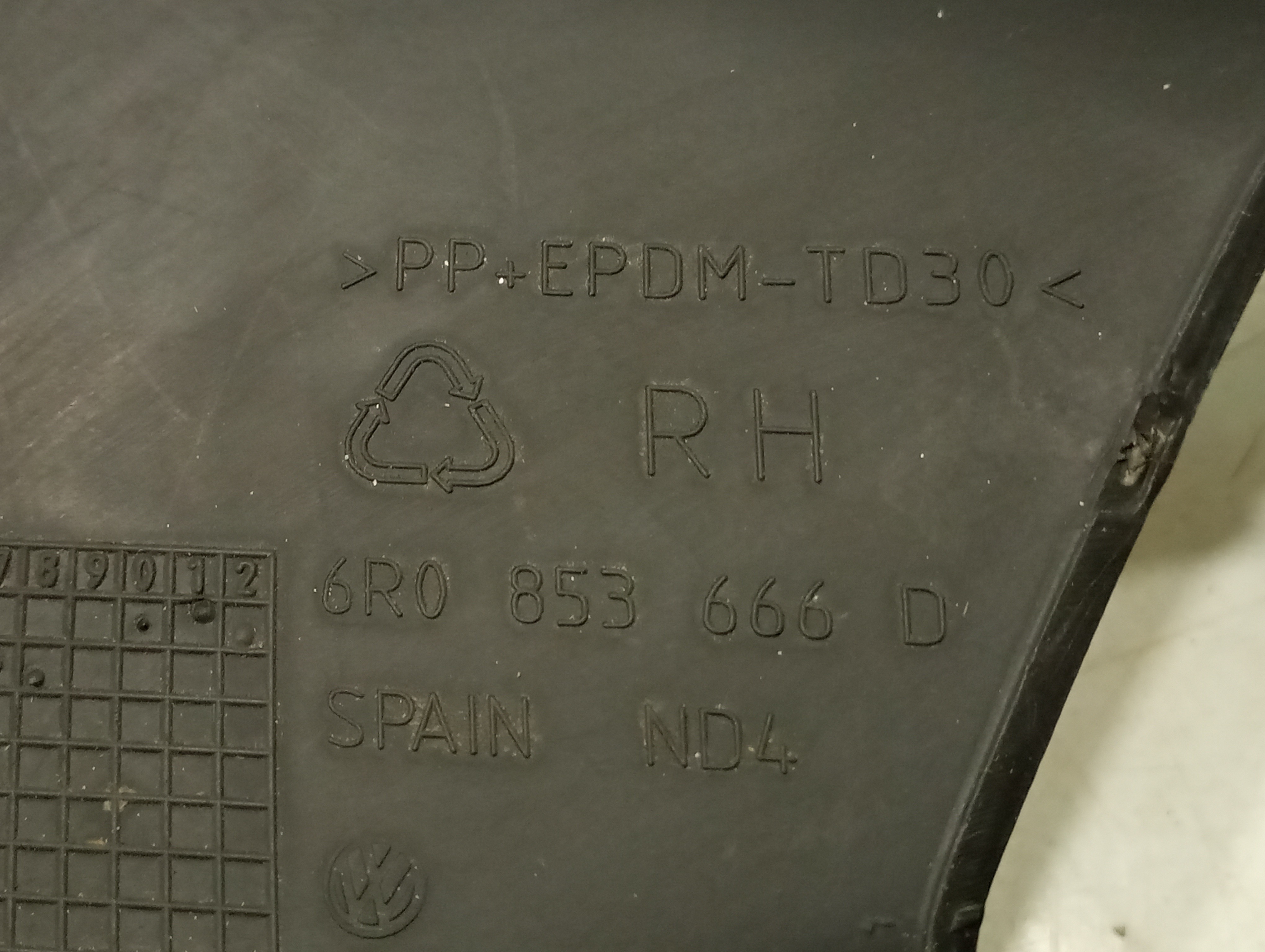 Acabamento de Para-Choques VOLKSWAGEN POLO (6R1, 6C1) | 09 -  Imagem-2