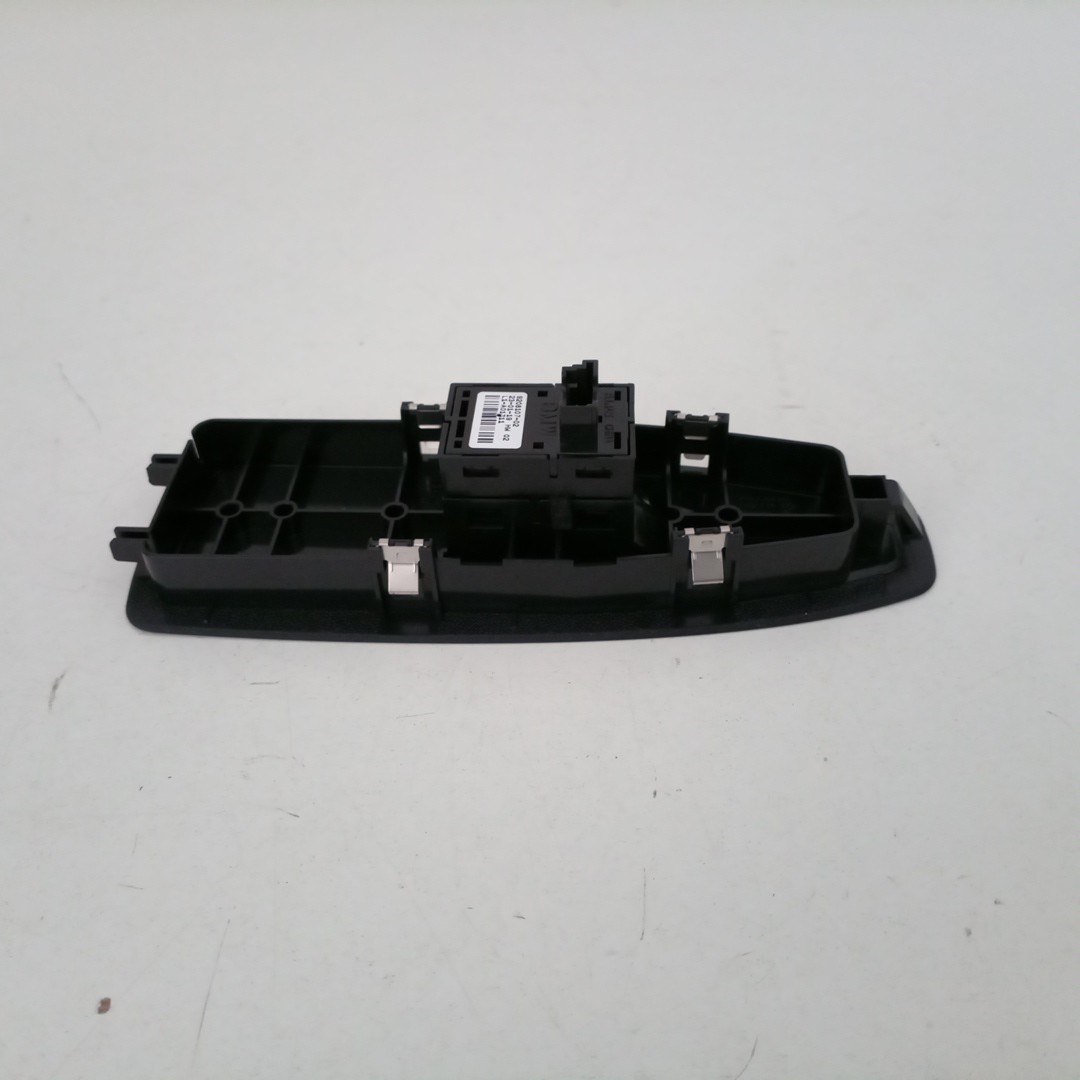 Comutador de vidro frente direito BMW 1 (F21) | 11 -  Imagem-1