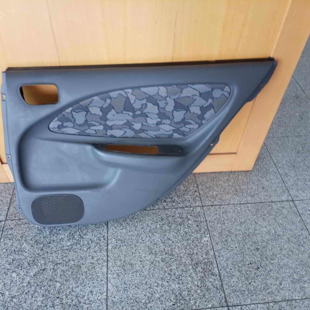 Quartela de porta trás direita TOYOTA AVENSIS (_T22_) | 97 - 03