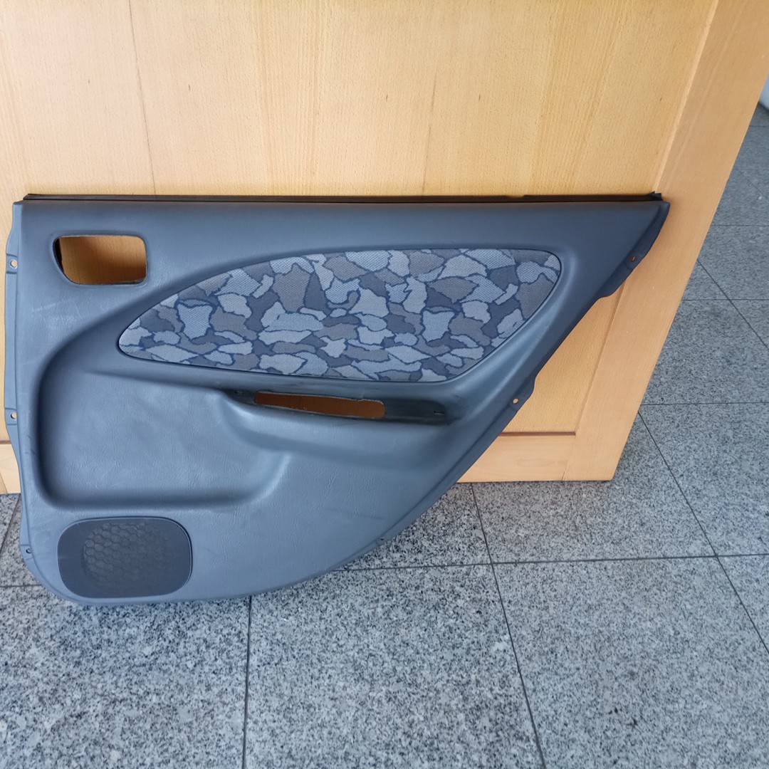 Quartela de porta trás direita TOYOTA AVENSIS (_T22_) | 97 - 03 Imagem-1