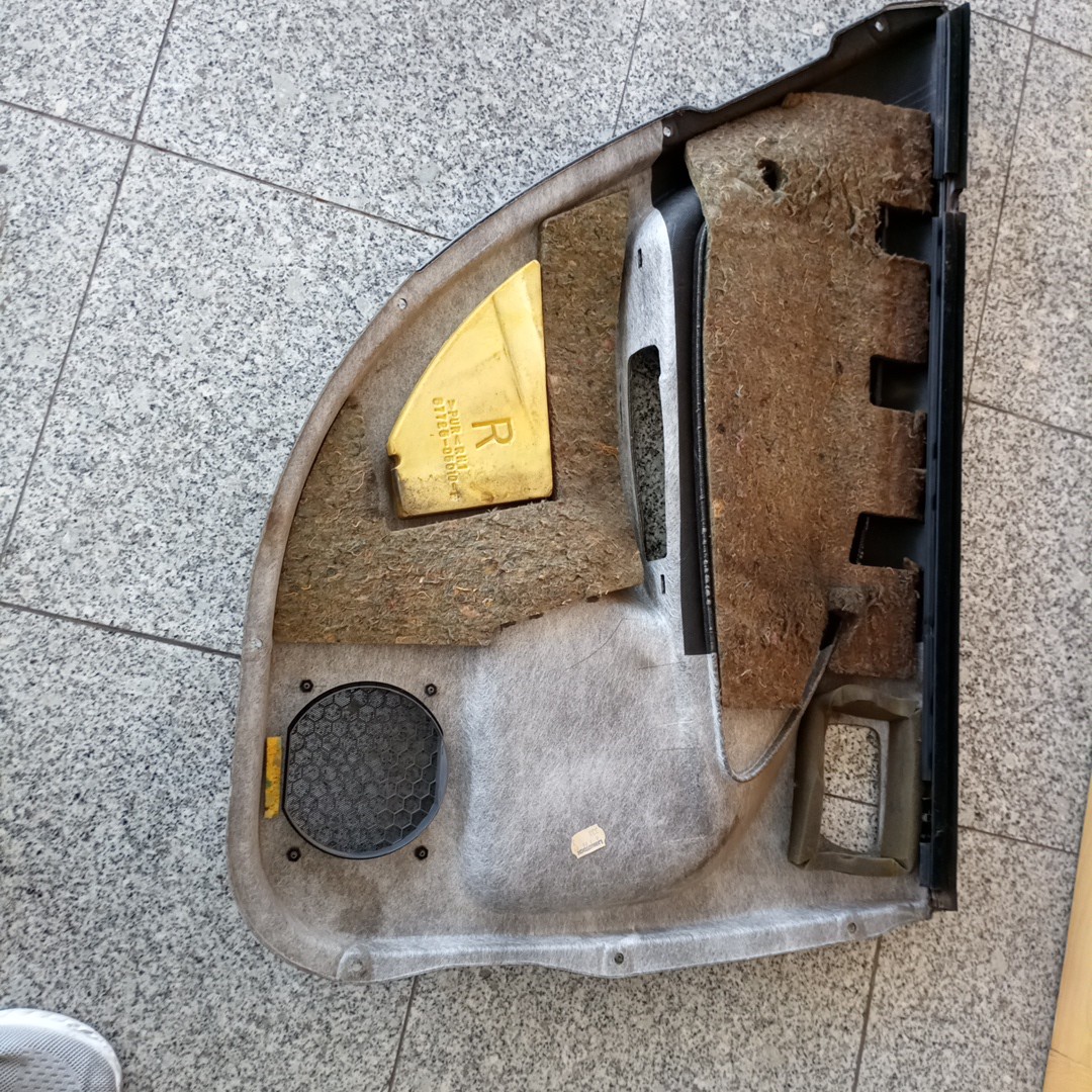 Quartela de porta trás direita TOYOTA AVENSIS (_T22_) | 97 - 03 Imagem-2