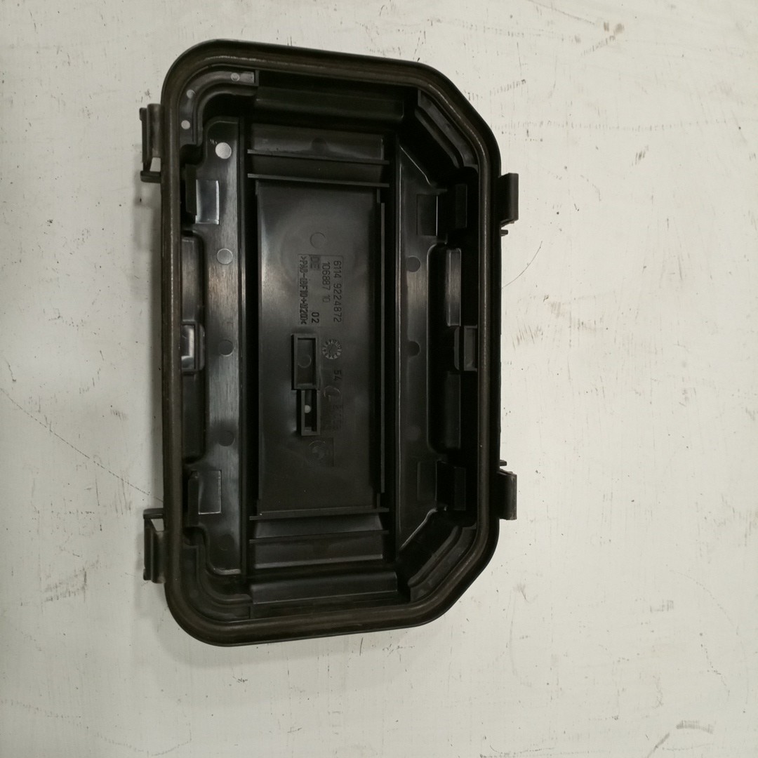 Tampa de caixa de fusiveis BMW 1 (F21) | 11 - 