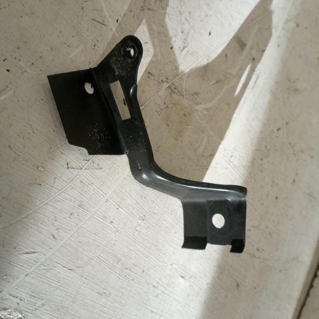 Suporte de montagem guarda lamas VOLKSWAGEN PASSAT (3B2) | 96 - 01