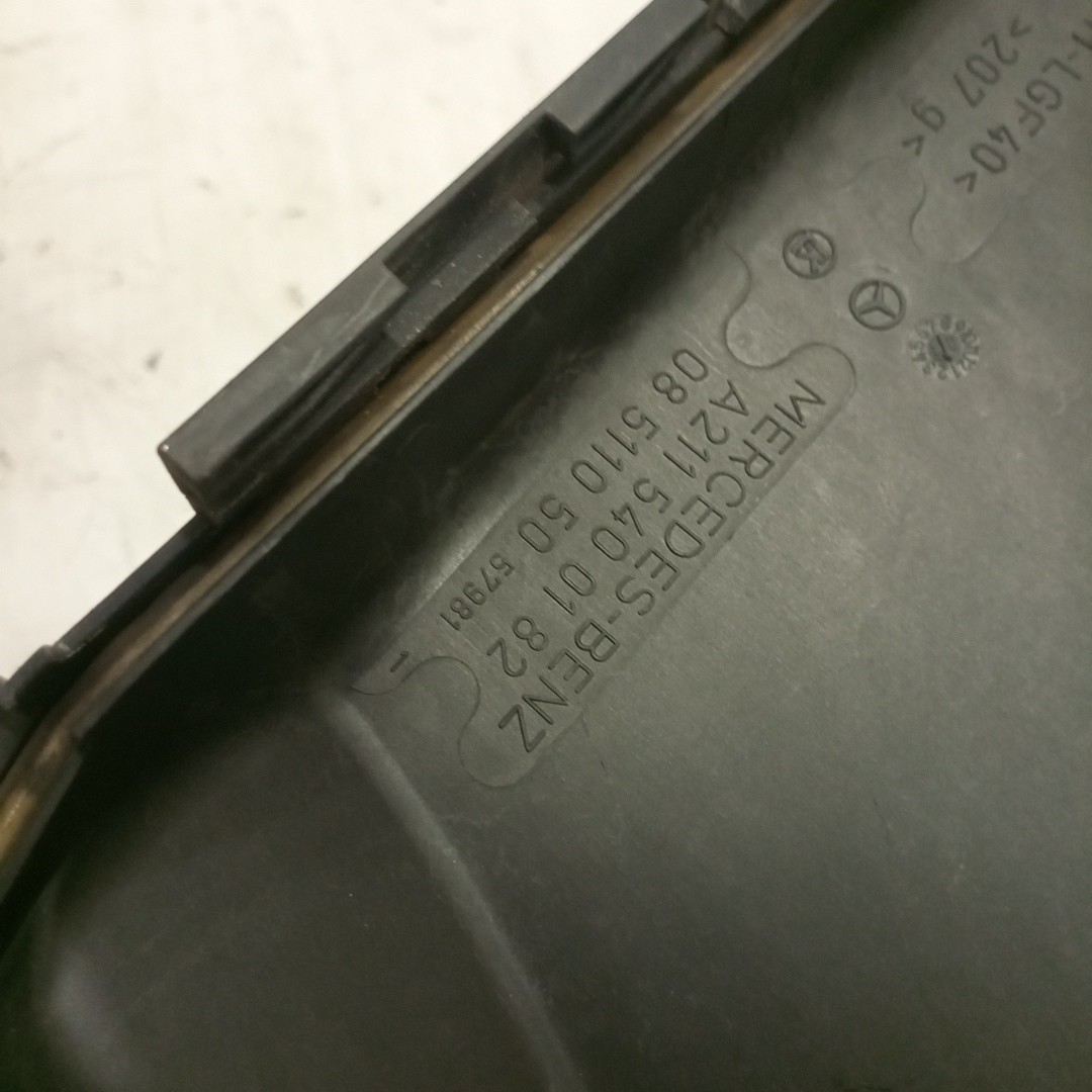 Tampa de caixa de fusiveis MERCEDES-BENZ E-CLASS (W211) | 02 - 09 Imagem-2