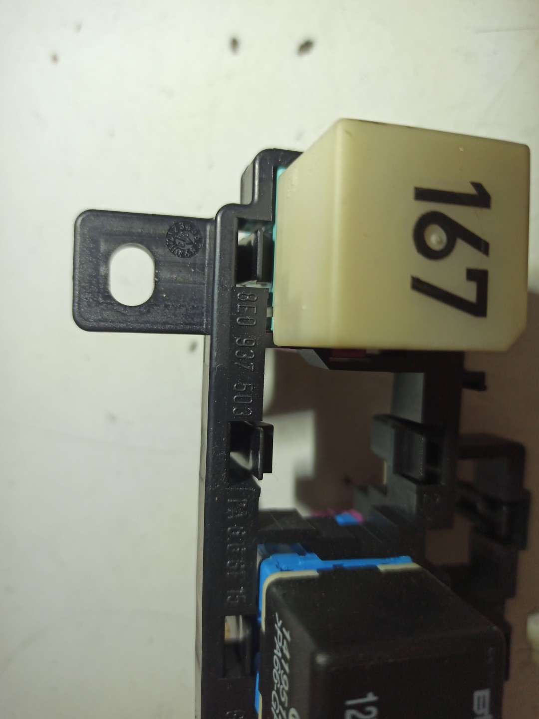 Placa de suporte de fusíveis AUDI A4 Avant (8E5, B6) | 00 - 05 Imagem-1