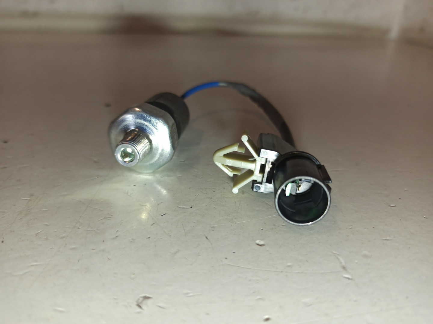 Sensor de Pressão do Óleo MITSUBISHI Canter (FB7, FB8, FE7, FE8) 7.Generation | 01 Imagem-1
