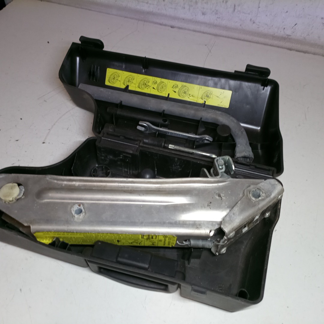 Kit pneu suplente AUDI A6 (4B2, C5) | 97 - 05 Imagem-1