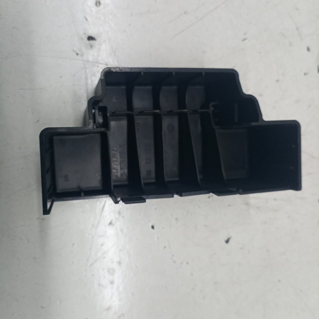 Tampa de caixa de fusiveis OPEL ASTRA H Combi (A04) | 04 - 14 Imagem-3