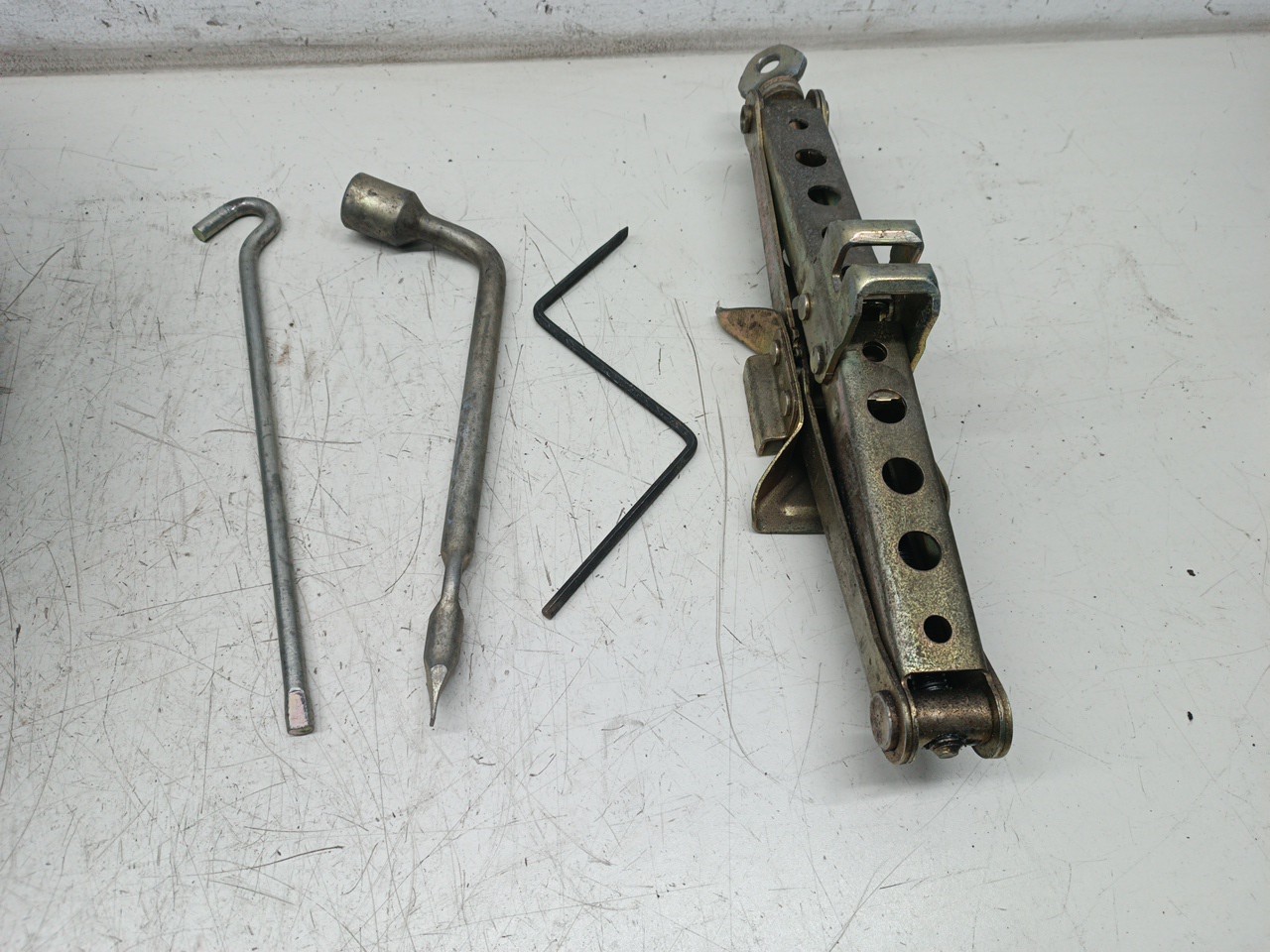 Kit pneu suplente MITSUBISHI SPACE STAR Veículo multiuso (DG_A) | 98 - 04 Imagem-1